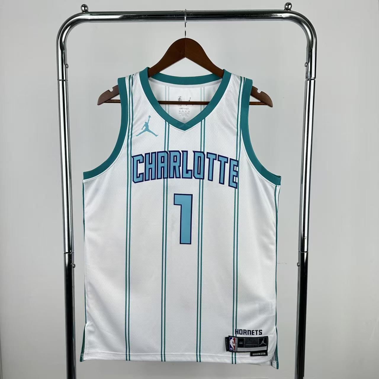 Camiseta Swingman de los Charlotte Hornets 2023 con balón blanco