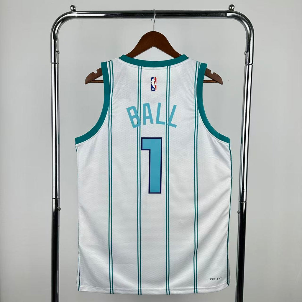 Camiseta Swingman de los Charlotte Hornets 2023 con balón blanco