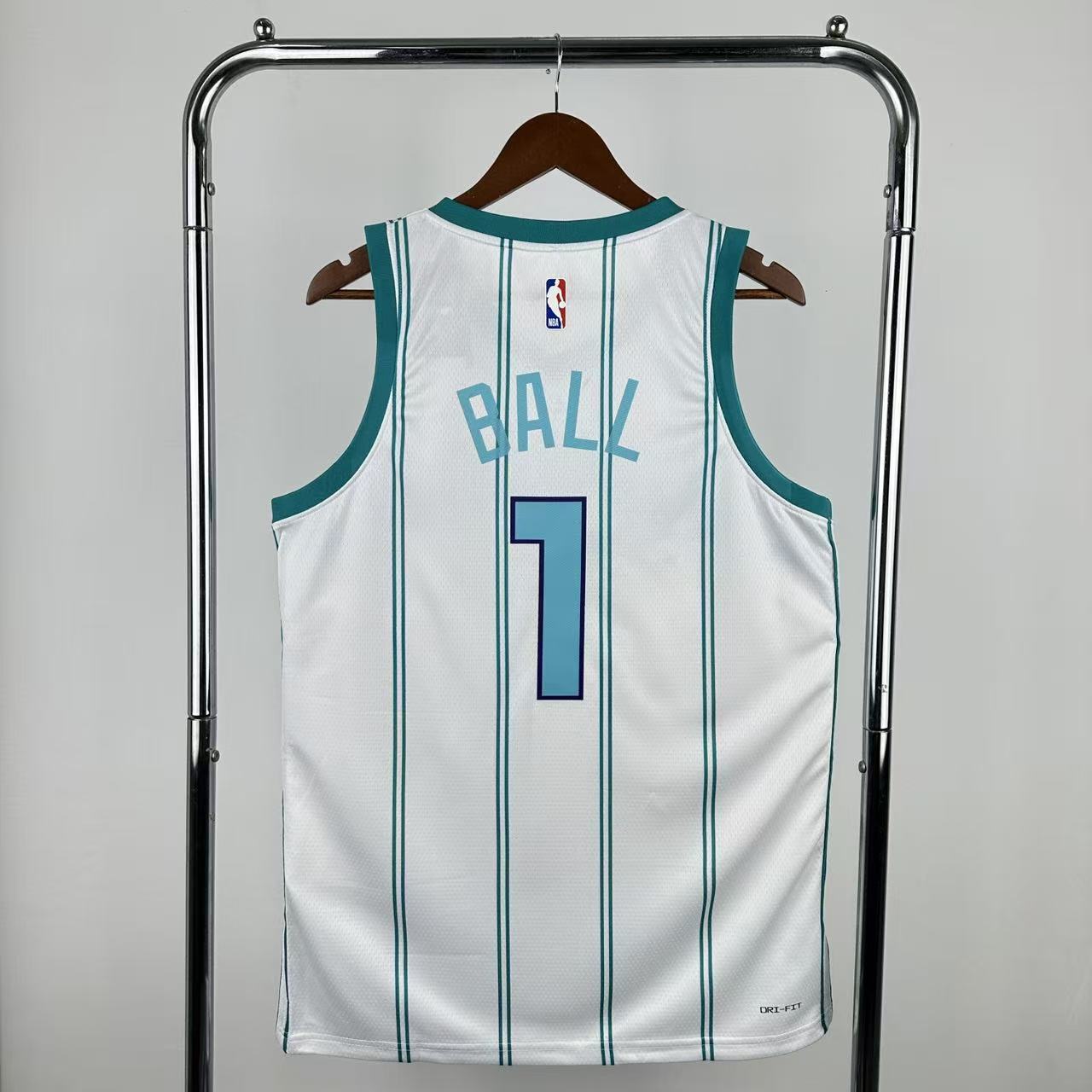 Camiseta Swingman de los Charlotte Hornets 2023 con balón blanco