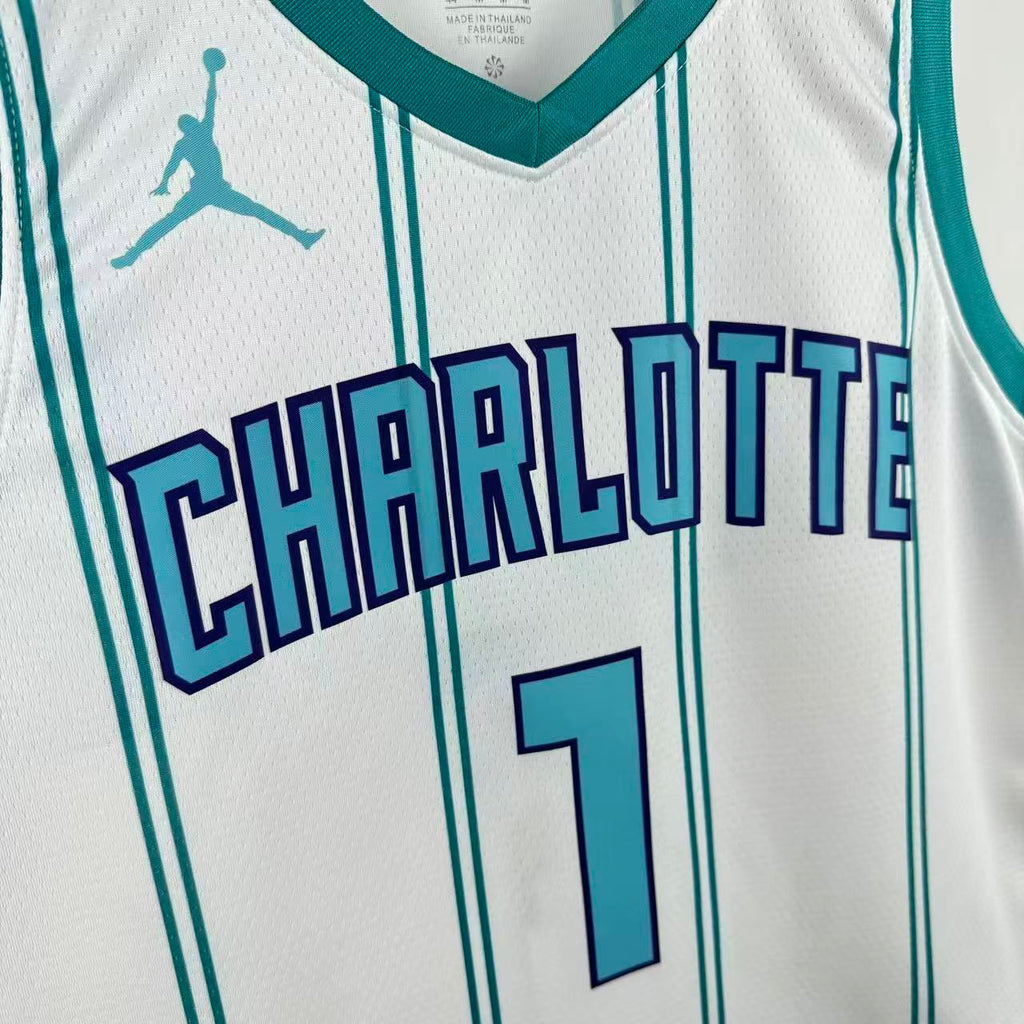 Camiseta Swingman de los Charlotte Hornets 2023 con balón blanco