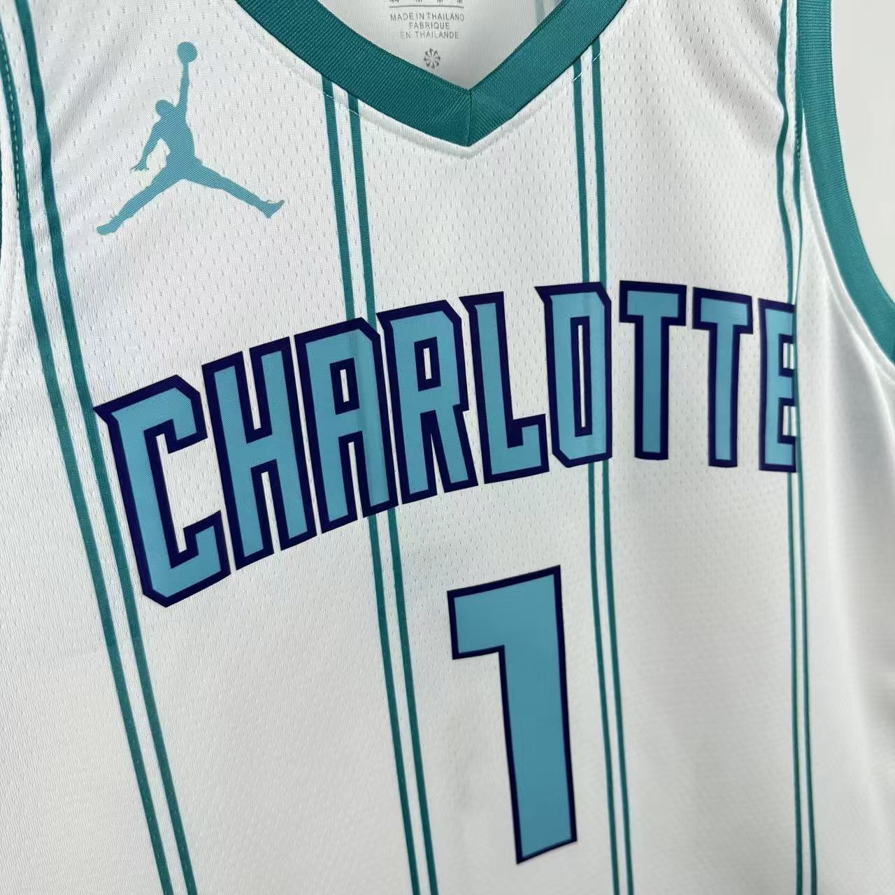 Camiseta Swingman de los Charlotte Hornets 2023 con balón blanco