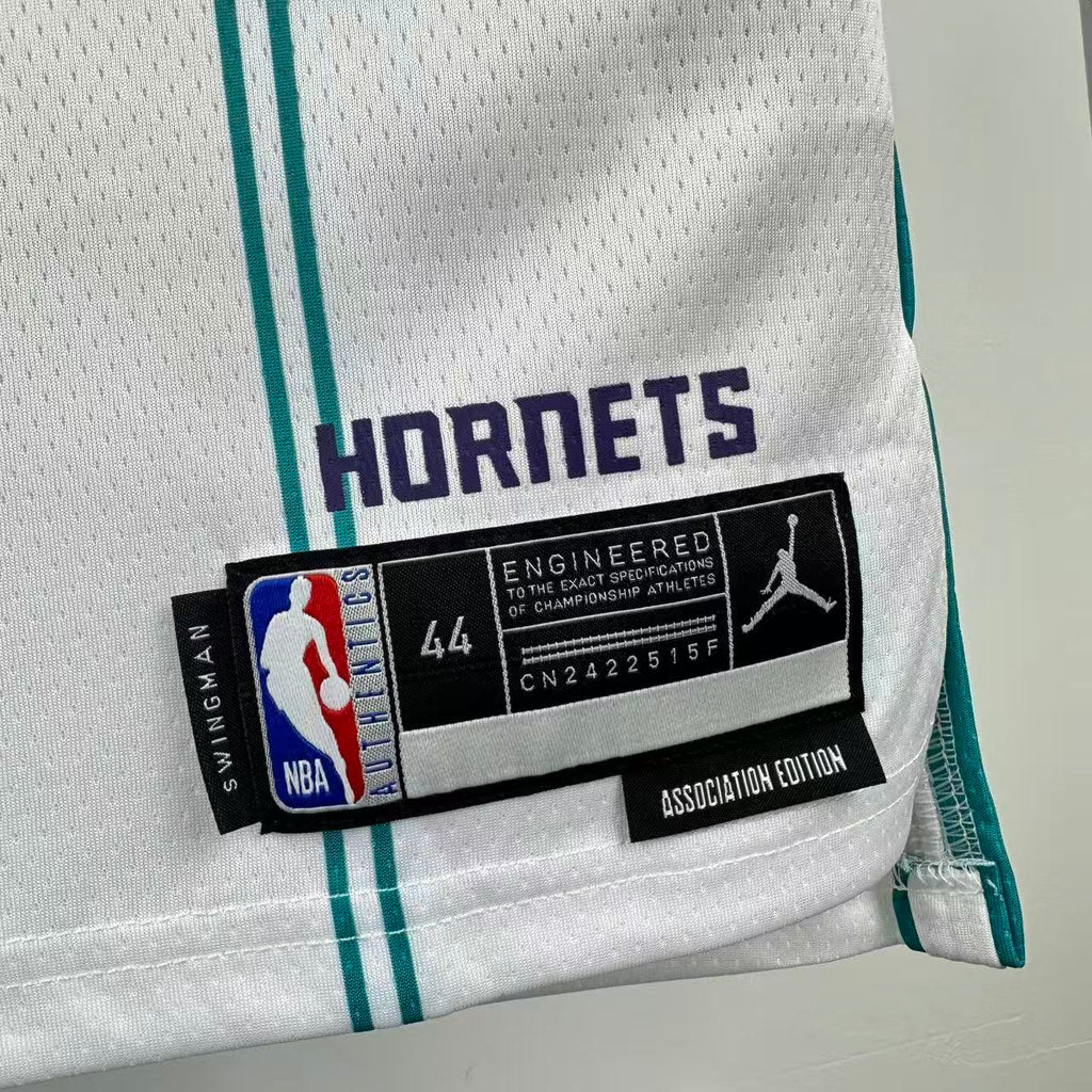 Camiseta Swingman de los Charlotte Hornets 2023 con balón blanco