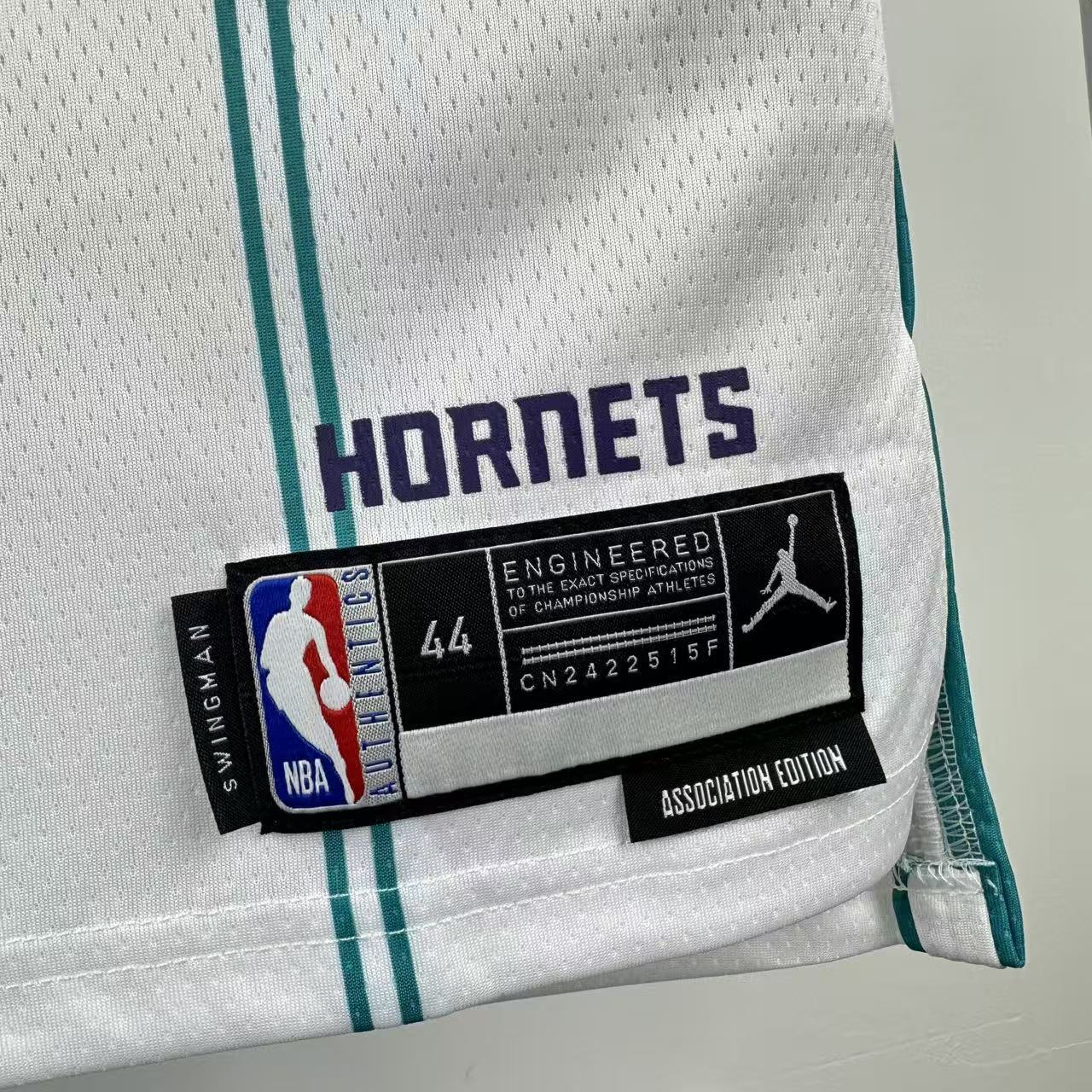 Camiseta Swingman de los Charlotte Hornets 2023 con balón blanco