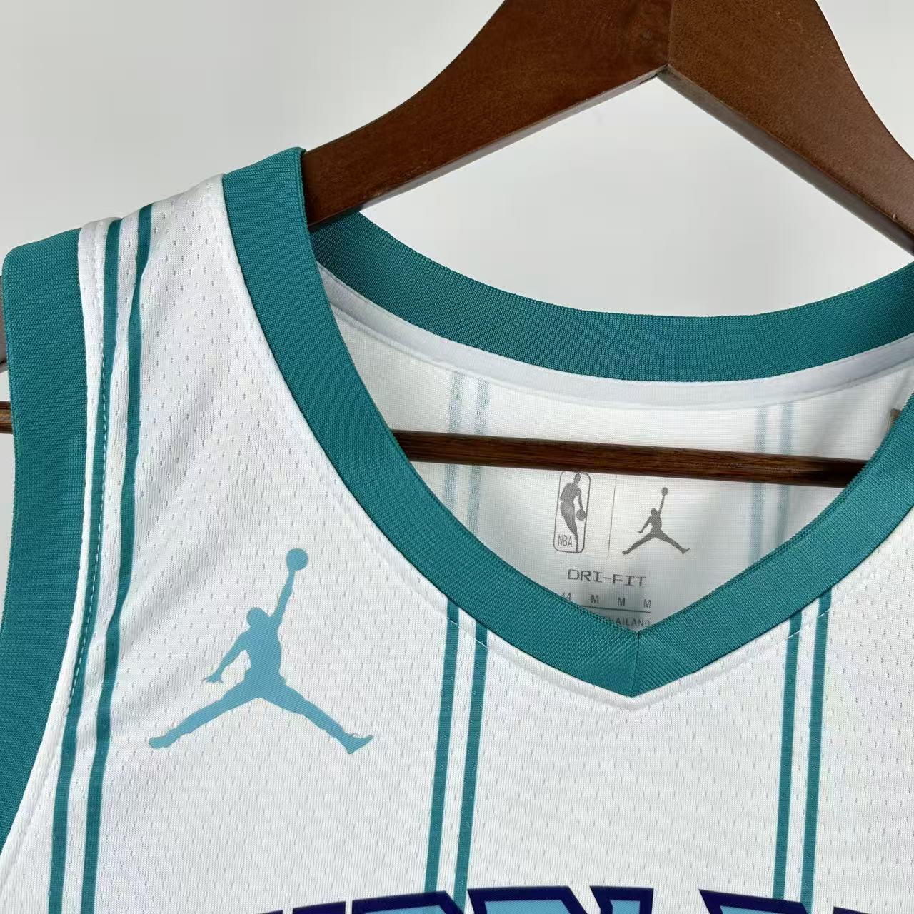Camiseta Swingman de los Charlotte Hornets 2023 con balón blanco