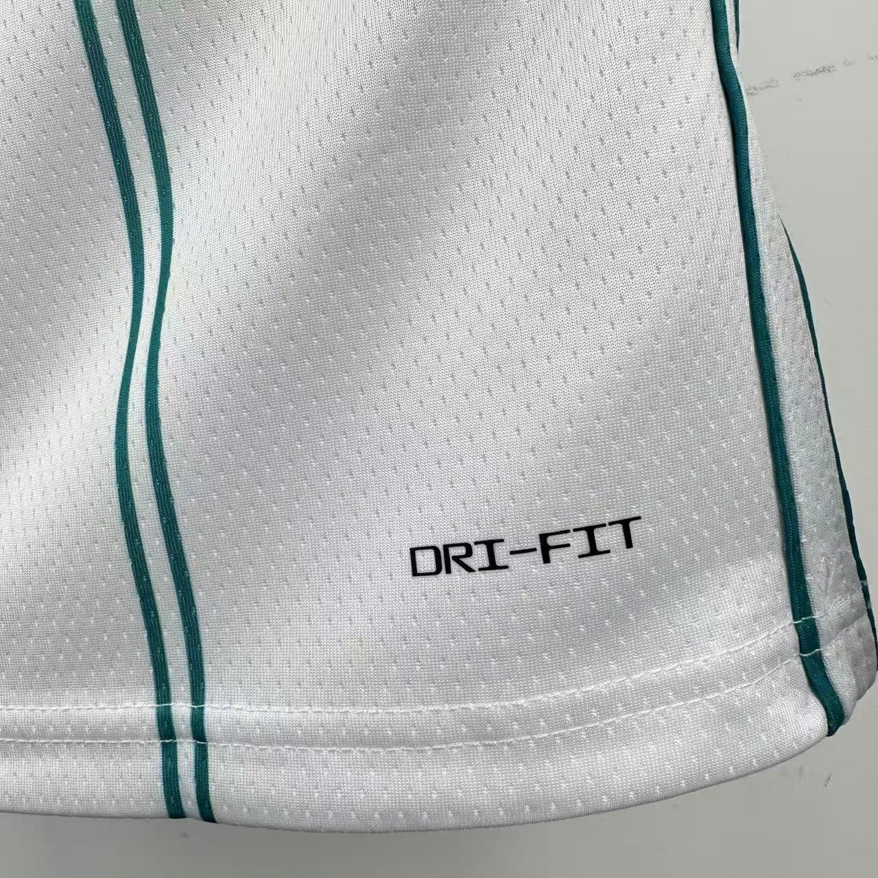 Camiseta Swingman de los Charlotte Hornets 2023 con balón blanco