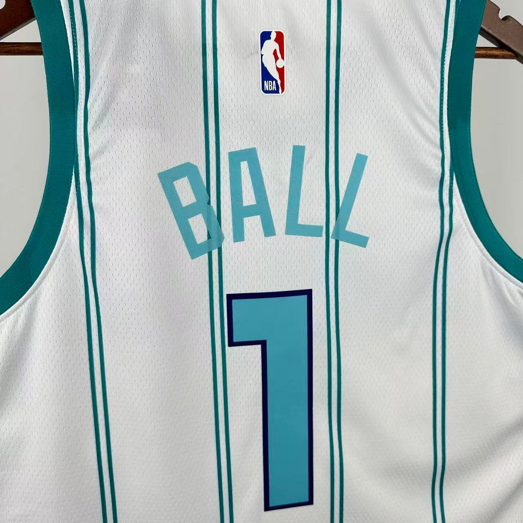 Camiseta Swingman de los Charlotte Hornets 2023 con balón blanco