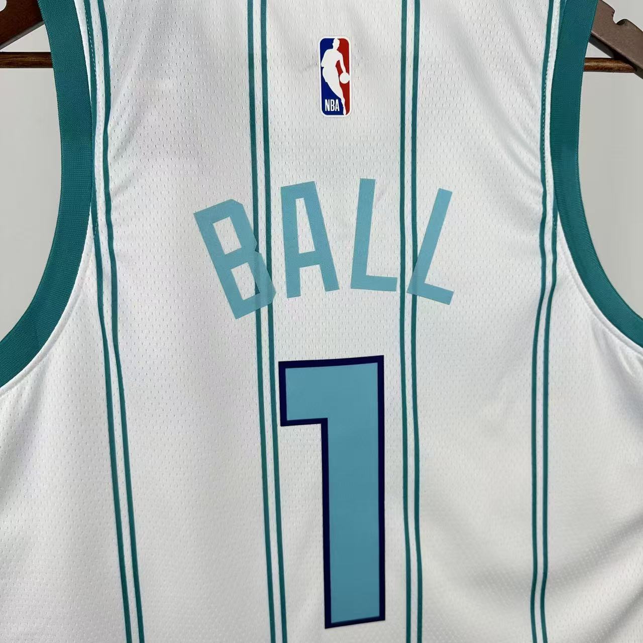 Camiseta Swingman de los Charlotte Hornets 2023 con balón blanco