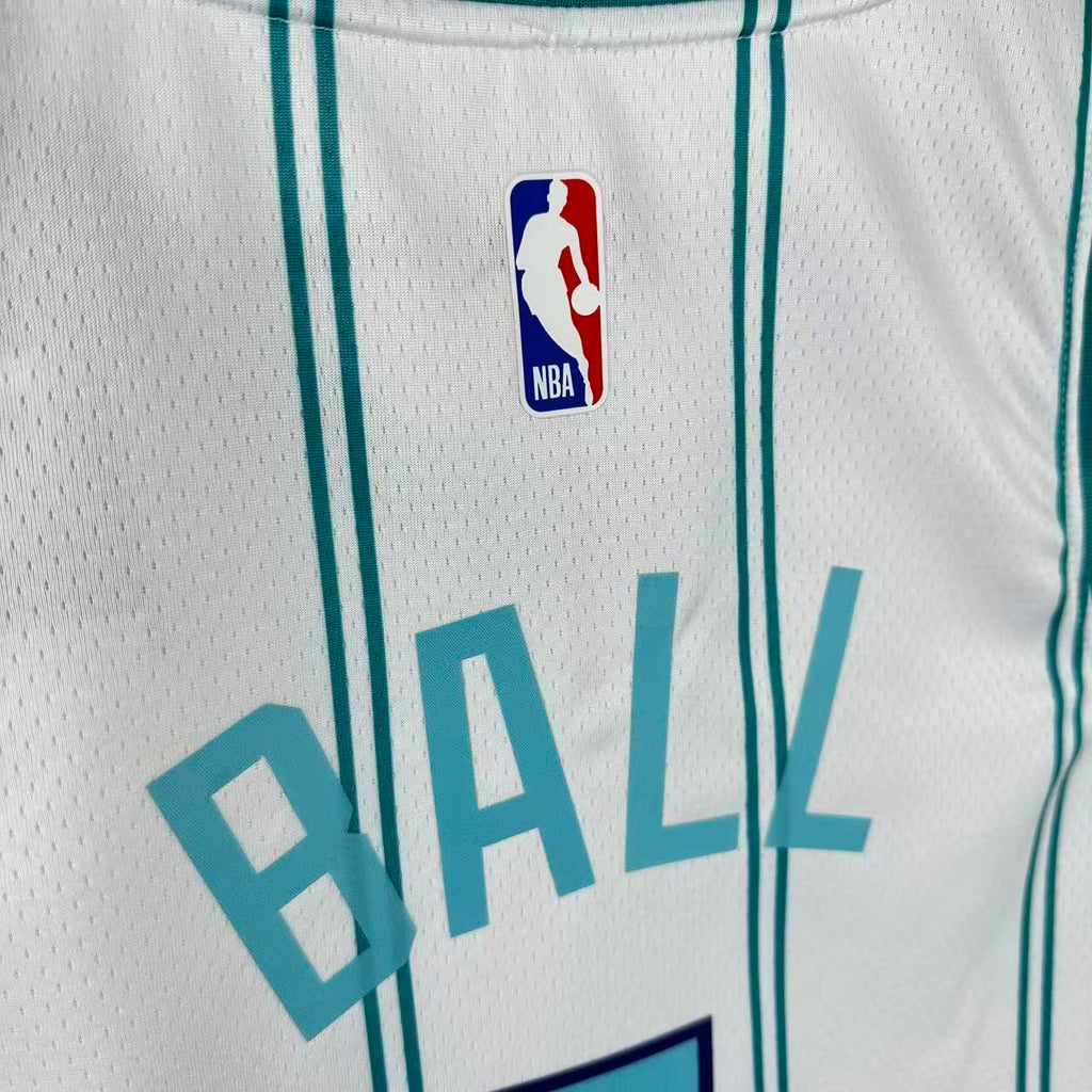Camiseta Swingman de los Charlotte Hornets 2023 con balón blanco