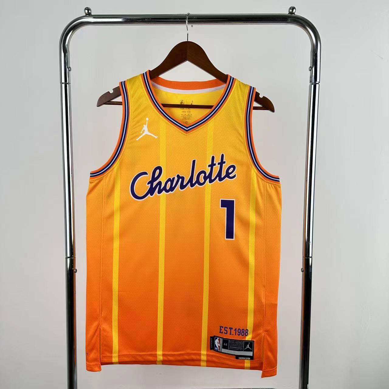 Camiseta Swingman de los Charlotte Hornets 2026 con balón amarillo