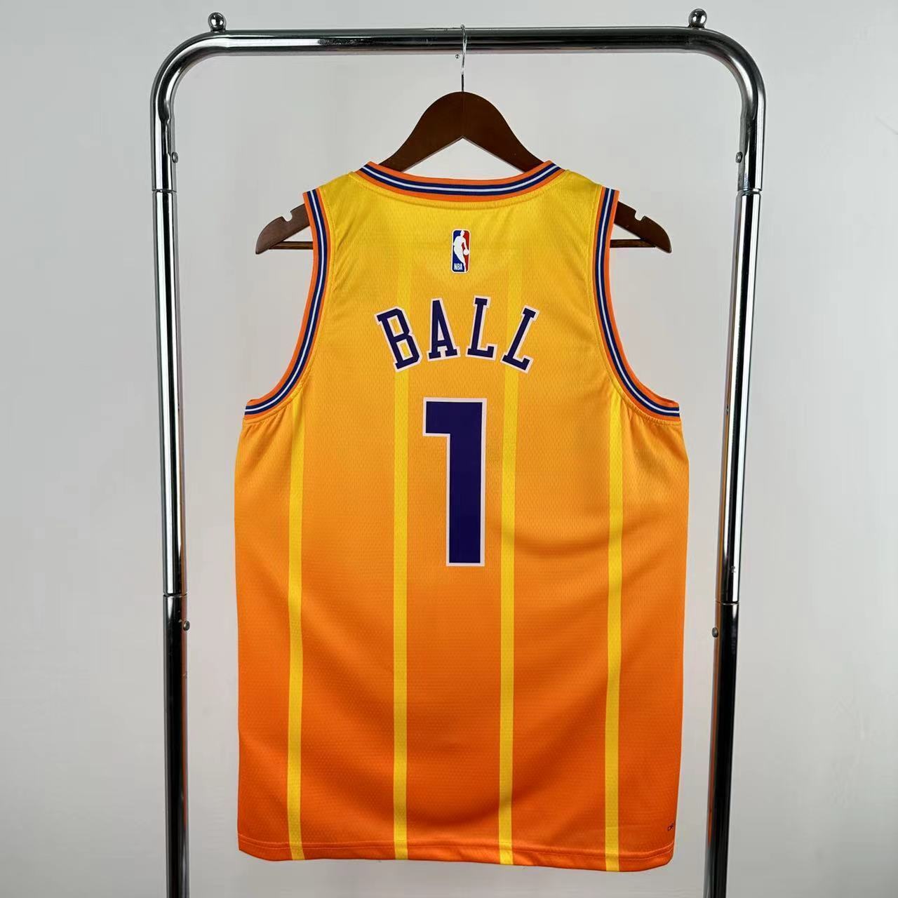 Camiseta Swingman de los Charlotte Hornets 2026 con balón amarillo