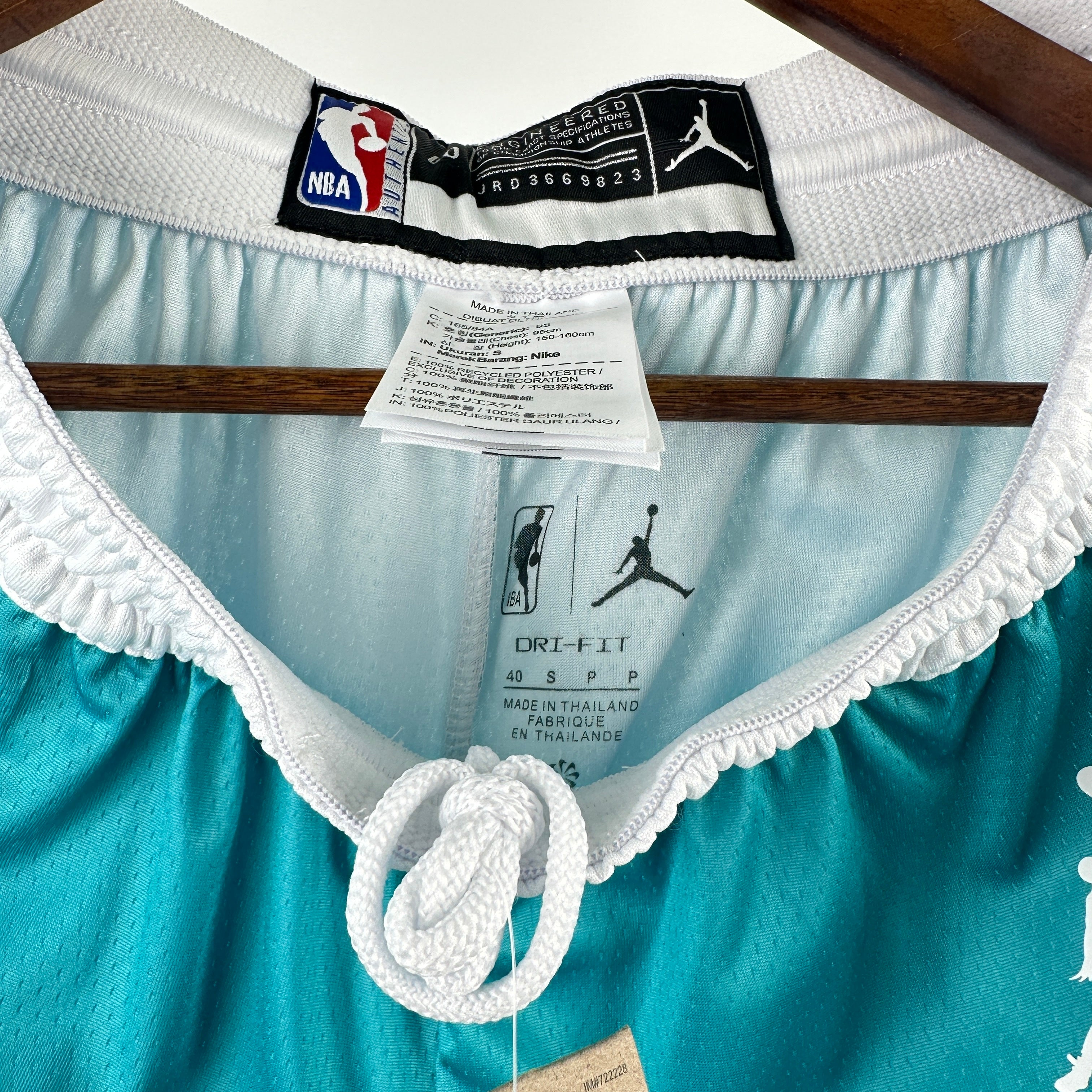Pantalones cortos de baloncesto azules de los Charlotte Hornets